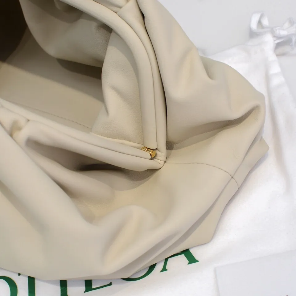 Batch 1660 Bottega Veneta cloud bag ☁️POUCH series original plain calfskin, super low-key and attractive, soft and casual, major Internet celebrity bloggers are crazy about calling it fashionable and classy, ​​lazy and intellectual Large size: 38x20x8.5cm (large cloud plain) off-white